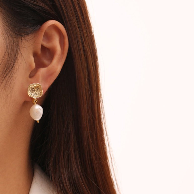 Crack Stud Natural Pearl Earrings